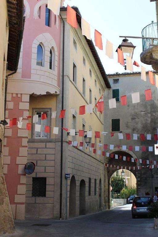 Appartamento Mansarda con solarium panoramico su centro storico di Sarteano vicino alle famose terme della Val d'Orcia Esterno foto